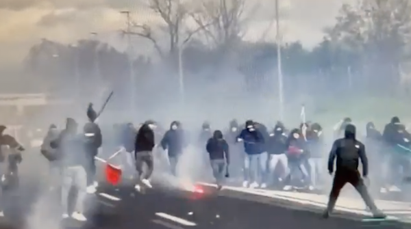 Scontri ultras Napoli e Roma, il video dell’agguato. Il Napoli rischia le porte chiuse