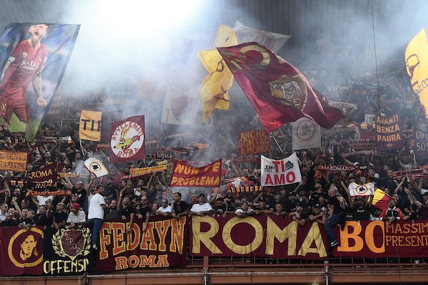 Derby di Roma, lancio di fumogeni tra le curve (VIDEO)