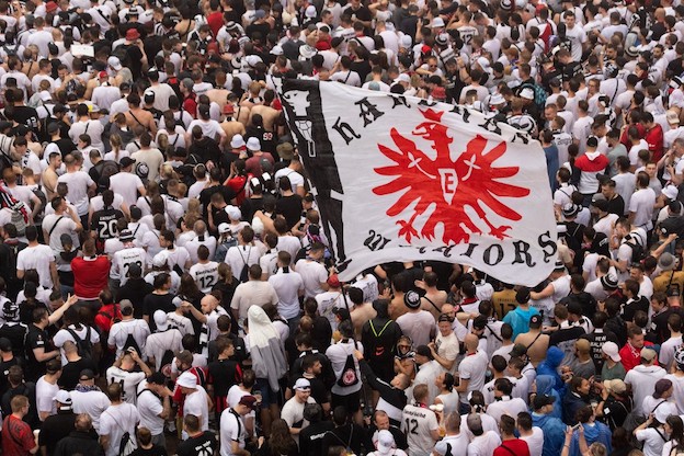 Scene di follia a Napoli: tifosi e dipendenti dell’Eintracht bloccati in hotel dalla polizia (Bild)