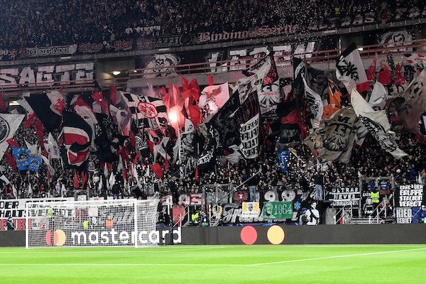 Ultras dell’Eintracht lanciano bottiglie contro un bar in piazza Bellini