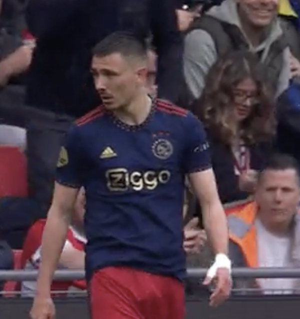 Psv-Ajax, Berghuis colpito da un bicchiere (VIDEO)