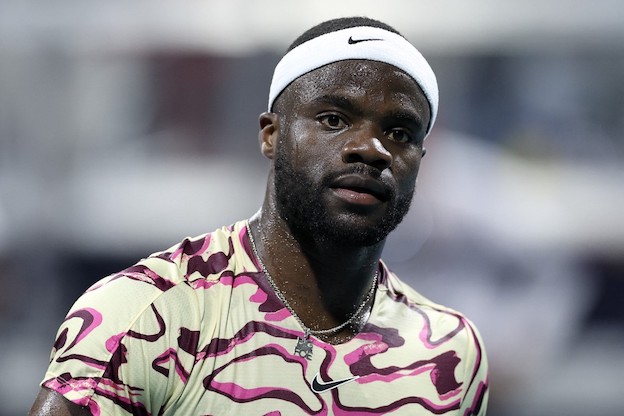 A Tiafoe chiamano quattro “time violation” sulla battuta e lui al cambio campo esulta in faccia all’arbitro