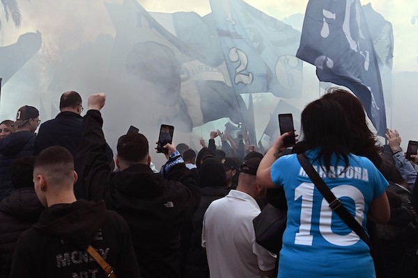 Verona, ultras del Napoli lanciano bombe carta e lacrimogeni. Poi scontri con i veronesi