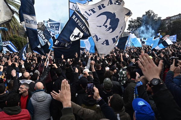 Il Giudice sportivo: 30mila euro di multa (con diffida) a Cagliari e Napoli dopo gli scontri tra tifosi