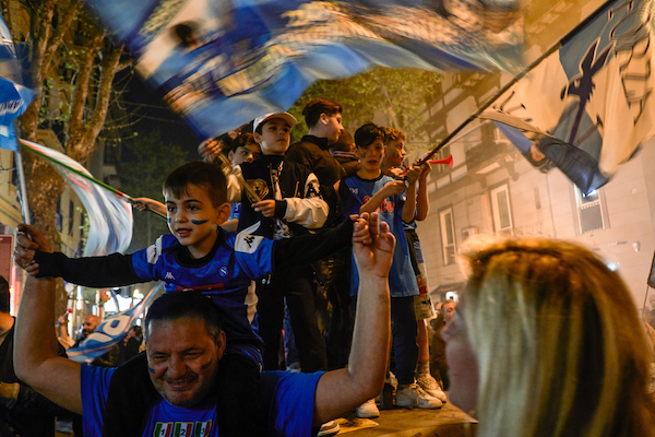 Scudetto Napoli, i tifosi festeggiano per le strade della città (VIDEO)