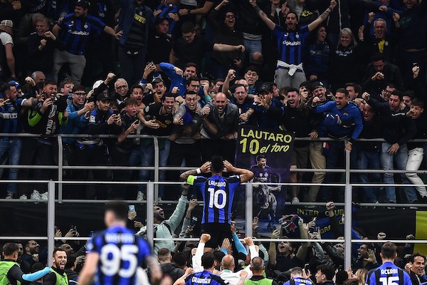 Inter, gli ultras bruciano la maglia di Leao dopo la partita (VIDEO)