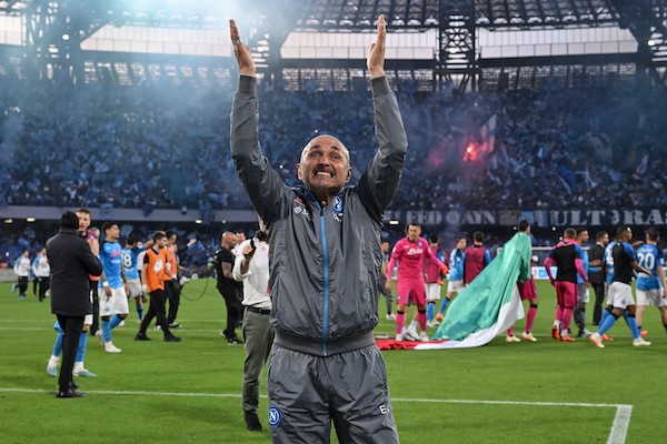 Spalletti scatenato alla cena scudetto del Napoli canta Nino D’Angelo (VIDEO)