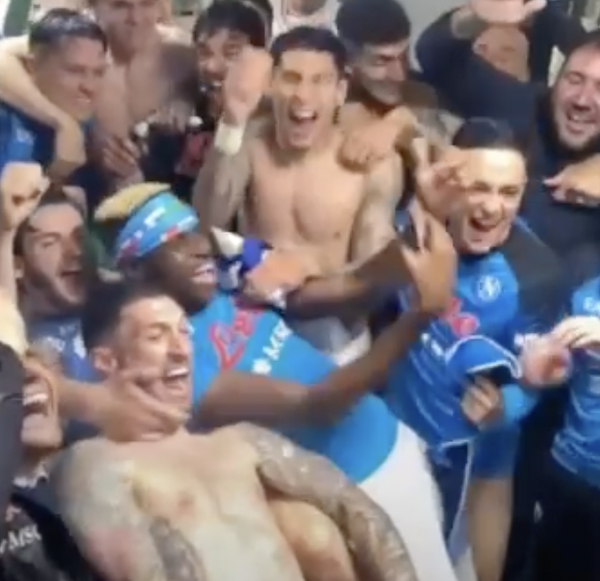 I calciatori del Napoli esultano nello spogliatoio della Dacia Arena