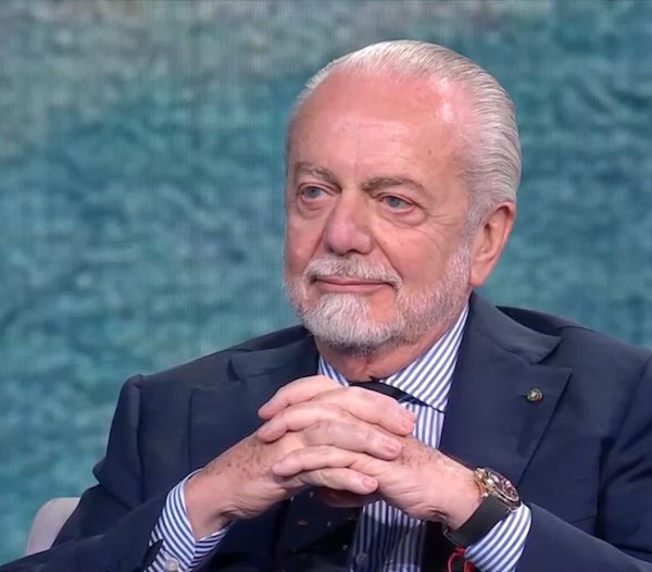 De Laurentiis fa da scudo al suo tecnico e mostra interventismo e idee chiare sul mercato (Corsera)