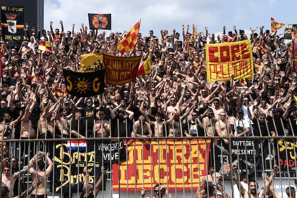 Lecce-Bologna, sassaiola contro un pullman di tifosi rossoblù