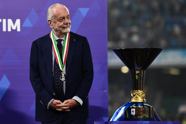 Per De Laurentiis è già un successo aver costretto Giuntoli e la Juve ad attendere la sua decisione (CorSera)