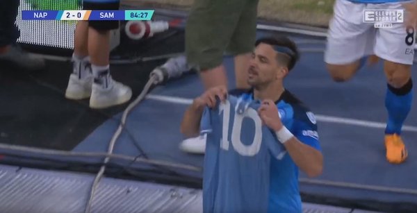 Il Cholito mostra la 10 di Maradona dopo il gol in Napoli-Sampdoria