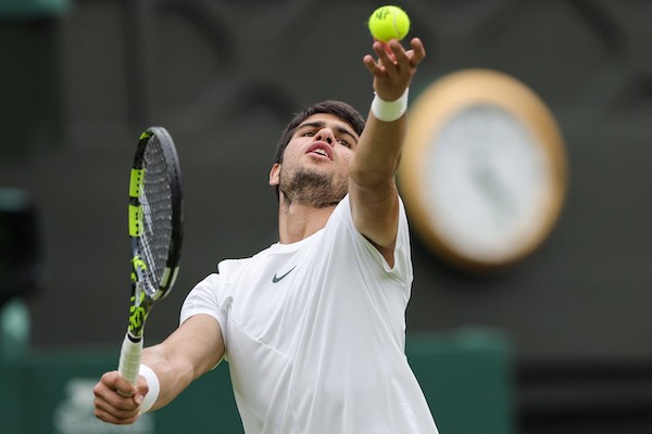 Alcaraz soffre, rischia, poi batte Tiafoe in cinque set e va agli ottavi di Wimbledon