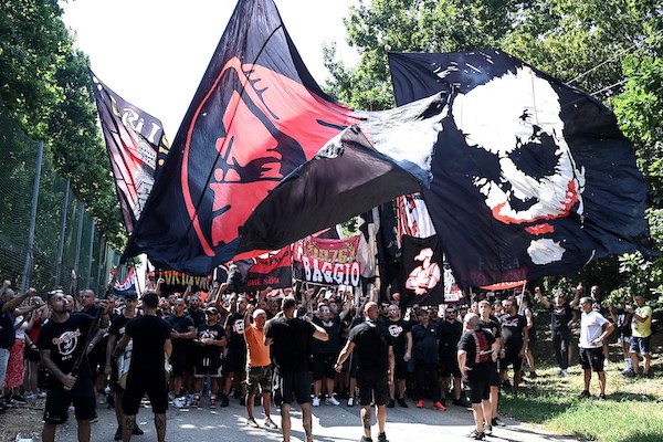 Milan: coltelli, manganelli e aste sequestrati dalla Digos sul pullman di tifosi rossoneri