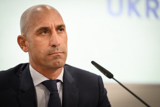 Rubiales accerchiato, indagato per un viaggio privato a New York finanziato dalla Federcalcio