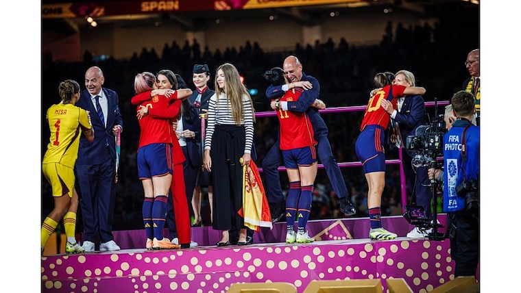 La Federcalcio spagnola pubblica la foto di Hermoso che solleva Rubiales (o è lui che salta?)