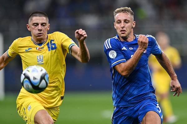 La nazionale ucraina si allena sotto la neve in vista del match contro gli Azzurri