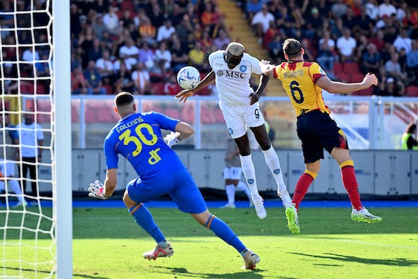 Vado, l’ammazzo e torno, il tutto in sei minuti: il calcio chirurgico di Osimhen