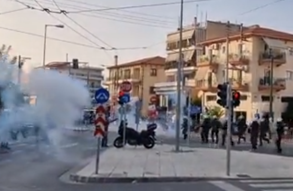 Europa League, gli hooligans dell’Aek attaccano i tifosi dell’Ajax. Decisiva la polizia (VIDEO)