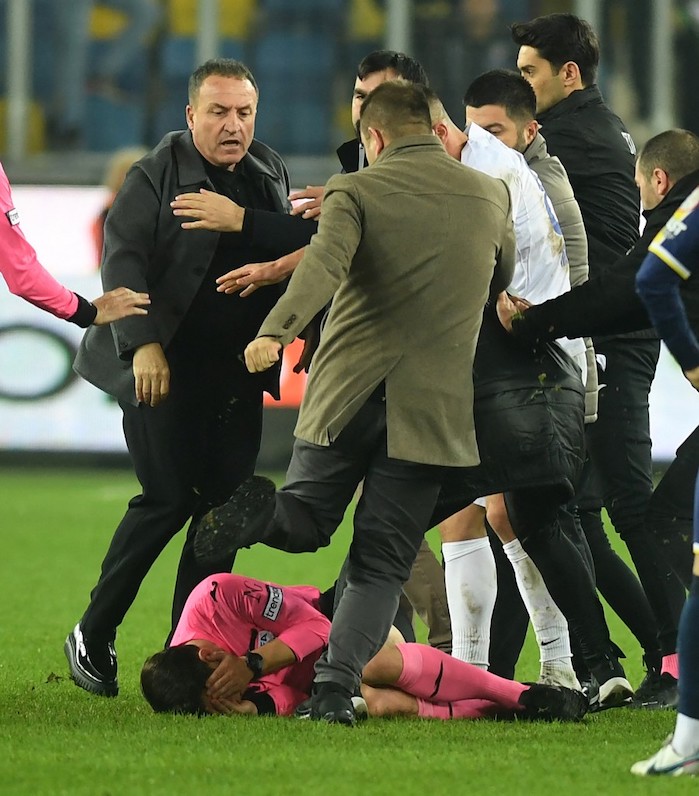 Ankaragucu, il presidente annuncia le dimissioni: «Mi vergogno di quello che ho fatto all’arbitro»