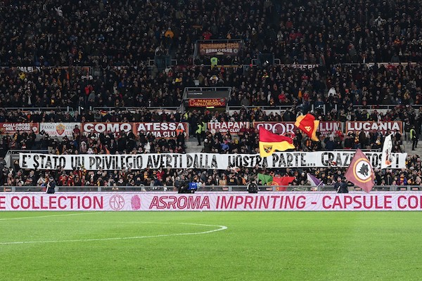 A Roma molti striscioni e anche cori per Mourinho (la Roma vince 2-0)