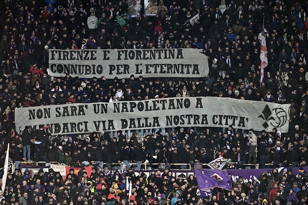 Fiorentina, striscioni contro il sindaco Nardella: «non sarà un napoletano a mandarci via dalla nostra città»