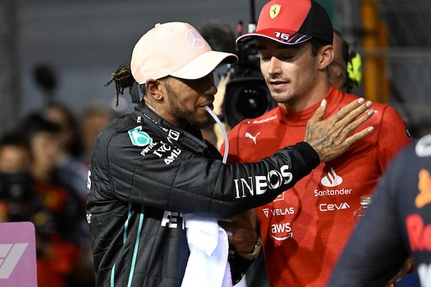 Ferrari, i tifosi sui social: “stracciate il contratto di Hamilton, Sainz è più forte di Leclerc” (Libero)