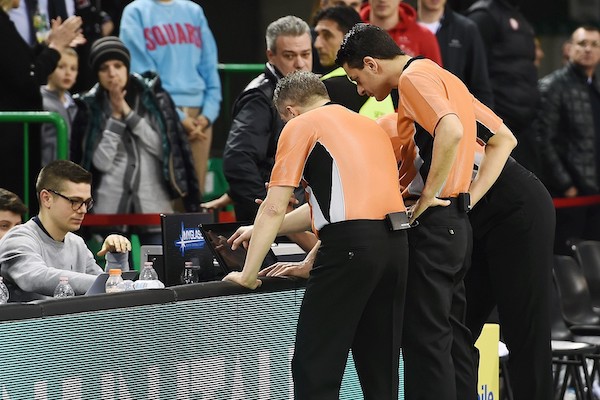 La lezione arbitrale del basket: vanno al Var anche se nessuno li chiama (e i calciomani si meravigliano)