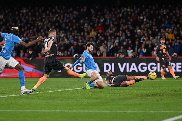 A Barcellona si parrà la nobilitate del Napoli (intanto pareggia col Torino)