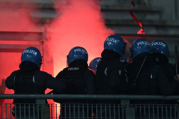 Bologna, scontri nella notte con i tifosi del Lille: diversi francesi feriti (VIDEO)