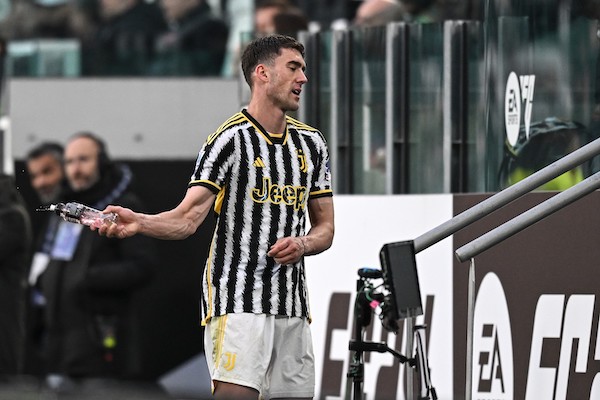 Vlahovic nel mirino di Arsenal e United, ma la Juve vorrebbe cederlo per 65 milioni (CaughtOffside)