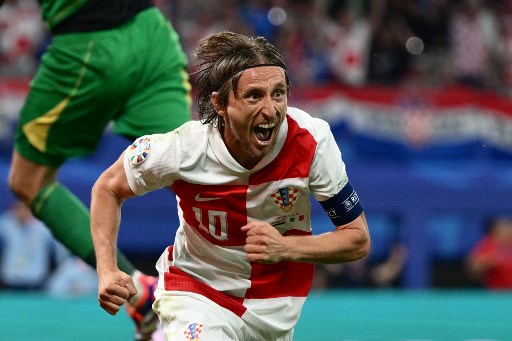 Modrić presta il Pallone d’Oro a un giovane calciatore disabile (Le Parisien)