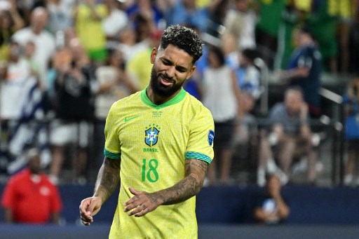 Lo juventino Douglas Luiz sbaglia il rigore e il Brasile esce in Copa America. Passa l’Uruguay – VIDEO