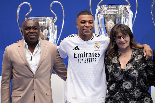 Mbappé al Real è un successo commerciale: file interminabili nei negozi e vendite online intasate per avere la sua maglia