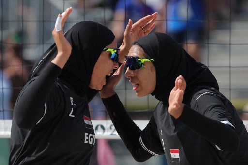 Le egiziane del beach volley con l’hijab contro la Francia che lo ha vietato alle proprie atlete (Telegraph)