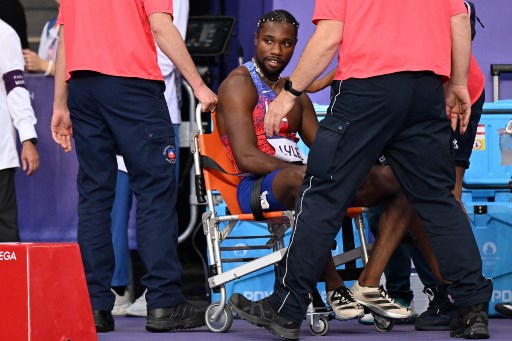 Noah Lyles corre i 200 metri col Covid, arriva terzo e lascia la pista sulla sedia a rotelle