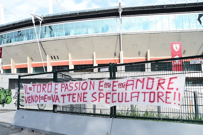 Torino-Monza, tifosi granata contro Urbano Cairo. Stadio vuoto per 45 minuti