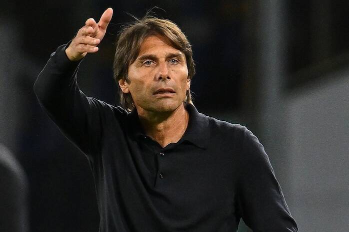 Il 4-3-3 di Conte esiste solo in apparenza. Il Napoli difende col 5-4-1 (talvolta 4-5-1)