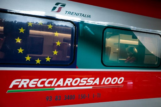 Cazzullo: “in treno da Roma a Reggio Calabria sul Frecciarossa, con uno scarafaggio e tre ore di ritardo”