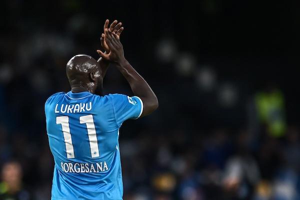 Meno male che Lukaku non serviva. Il Napoli ha grande forza mentale: 3-1 al Como ed è sempre primo