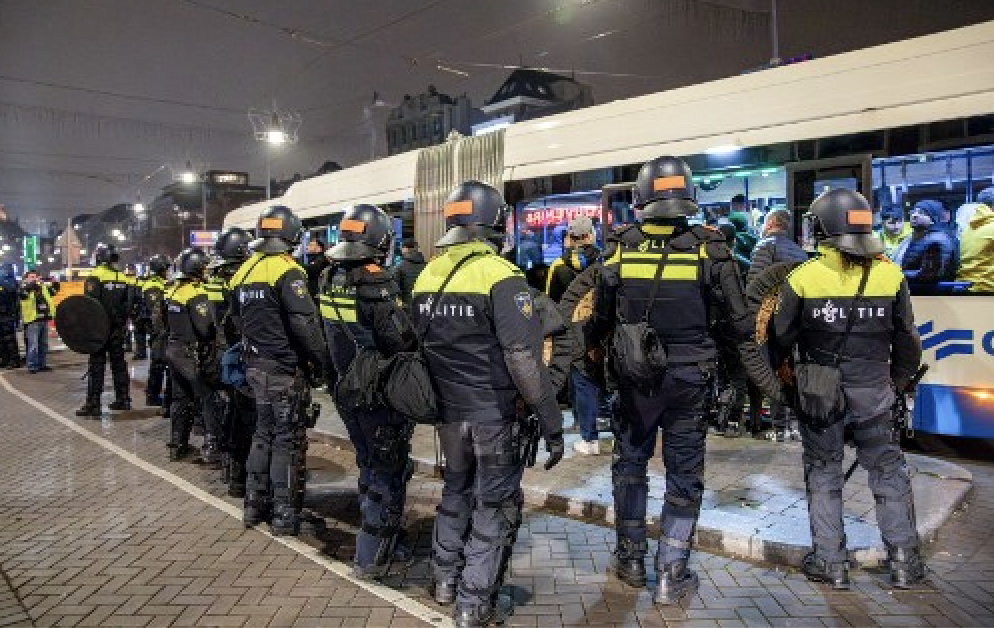 La notte di paura dei tifosi del Maccabi ad Amsterdam: «Ci hanno inseguito, hanno picchiato donne e bambini»