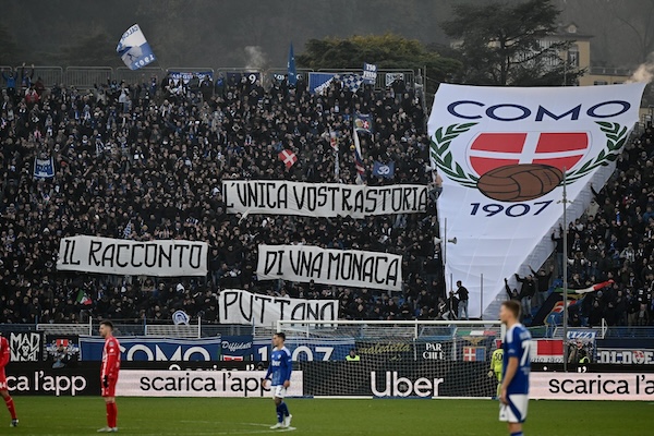 I tifosi del Como: striscione sulla monaca di Monza, versione volgare di quello dei napoletani su Giulietta