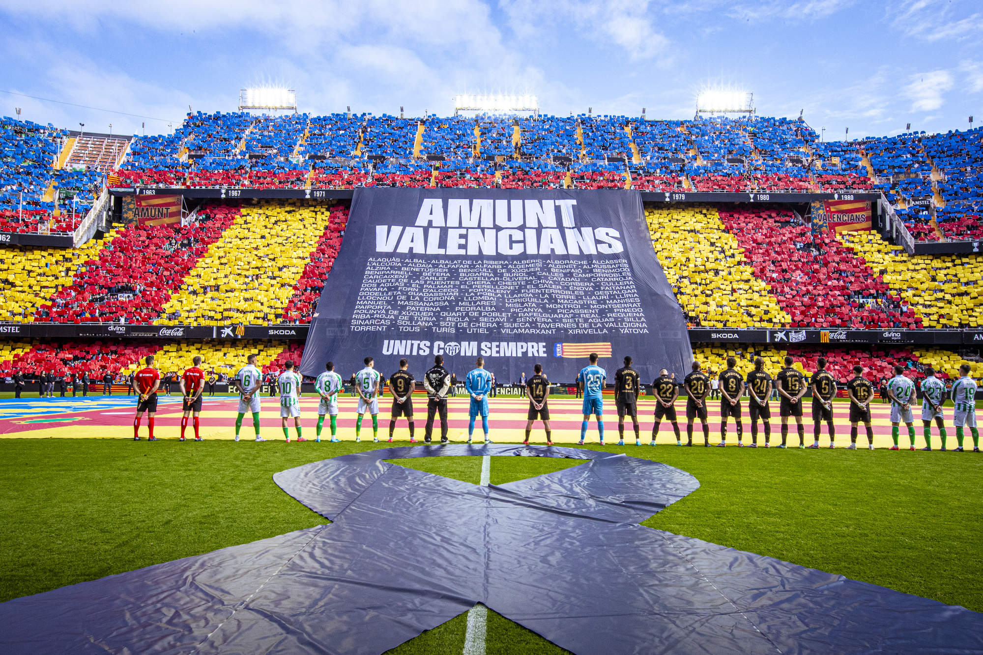 Il Valencia torna in campo dopo l’alluvione e festeggia con una coreografia da brividi