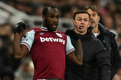 Michail Antonio si è rotto una gamba, la sua Ferrari ha perso il controllo per la tempesta Darragh (Daily Mail)